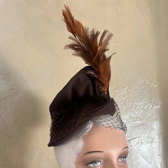 GORGEOUS 1940\'s BROWN FELT HAT WITH GATHERED CROWN, TALL FEATHERS & HALF VEIL 1940s Feather Fascinator Hat | Brown Quail Feather Saucer  main image 3